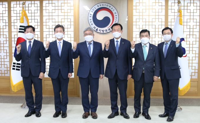 서울세무사회는 1일 임성빈 서울지방국세청장을 예방하고 원활한 국세행정을 위한 상호 협력방안에 대해 논의했다.