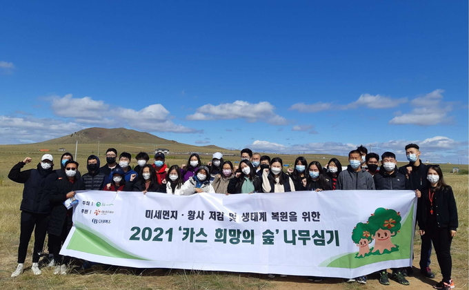 몽골 학생 봉사단이 몽골 북동부 에르덴솜 지역에서 봉사활동과 환경교육을 받기 전 단체 사진을 찍고 있다.