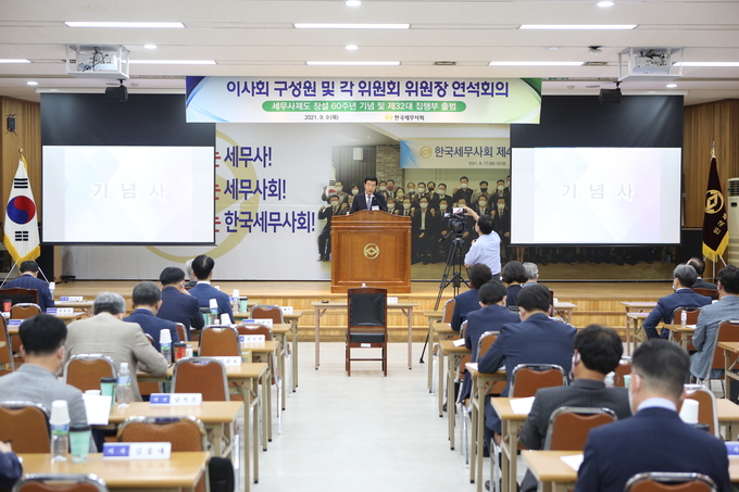 연석회의에서 원경희 회장이 32대 임원들을 소개하고 있다.