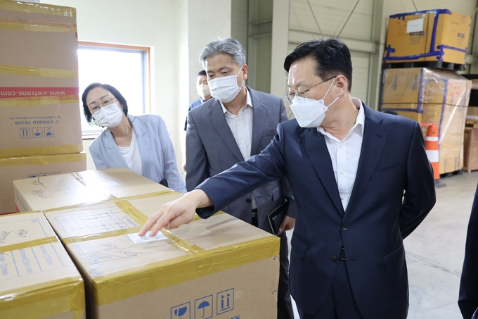 성태곤 서울세관장은 13일 경인항 소재 서울세관 국제이사화물 통관센터를 방문해 코로나19 방역상황을 점검했다.(사진=서울세관)