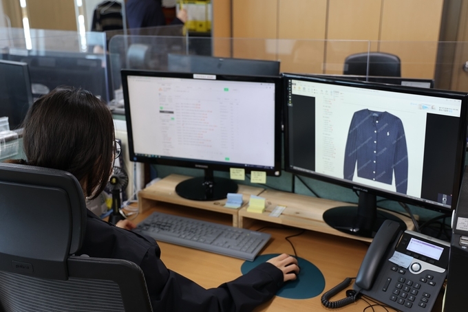서울세관 디지털무역범죄조사과 오픈마켓 모니터링 전담요원이 사이버 불법무역행위 근절을 위한 상시 모니터링을 진행하고 있다,