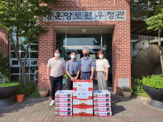 서울지방국세청은 지난 13일 청운양로원 등 사회복지시설에 생활필수품과 후원금을 전달했다.
