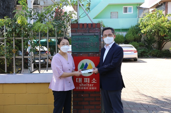 조정목 청장(오른쪽)이 신애보육원을 방문해 위문금을 전하고 있다. 