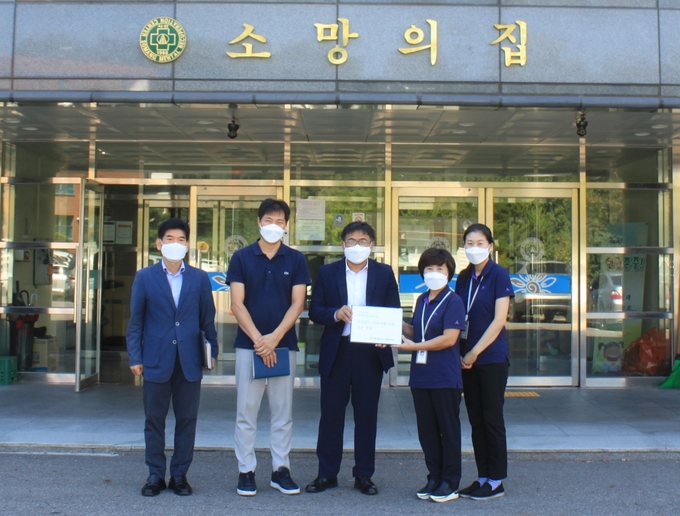 김용재 서인천세무서장(왼쪽 세번째)과 직원들이 관내 복지시설 소망의 집을 찾아 성금을 전달하고 있다.