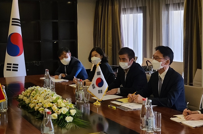임재현 관세청장(오른쪽)이 제2차 한국-타지키스탄 관세청장회의에서 발언하고 있다.