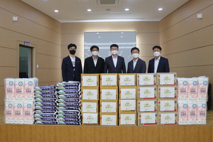 동청주세무서는 16일 관내 장애인복지시설 ‘성제노의 집’ 등 사회복지시설 3곳에 쌀, 라면 등 생필품을 비대면으로 전달했다.