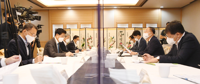 홍남기 부총리 겸 기획재정부 장관이 '제31차 부동산시장 점검 관계장관회의'를 주재하고 있다&lt;사진=기재부&gt;.​​​​​​