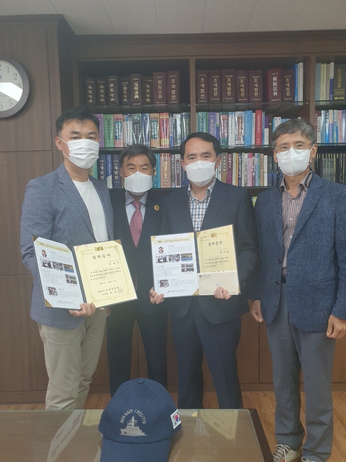 조용근<왼쪽 두번째> 석성장학회 이사장이 특별장학금을 전달하며 기념촬영하고 있다. 