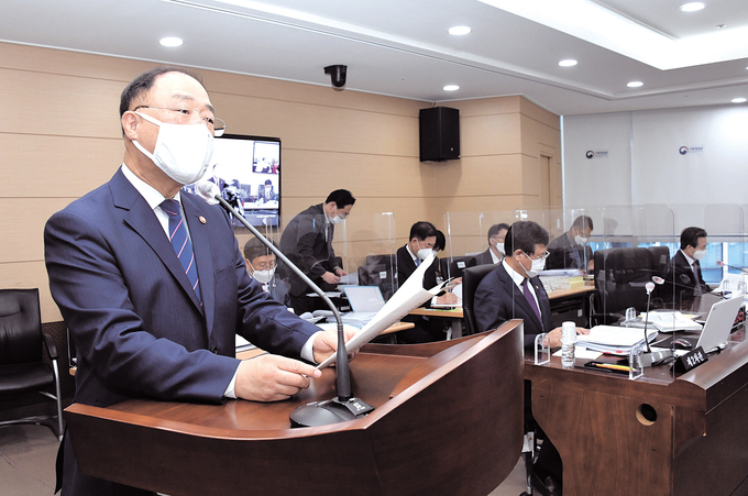 지난해 국정감사에서 업무현황보고하고 있는 홍남기 부총리(사진=기재부)
