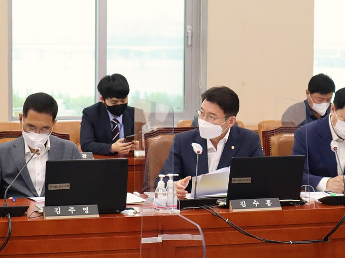 김수흥 의원이 6일 국회에서 진행된 기획재정부 국정감사에서 질의하고 있다.(사진=김수흥 의원실)