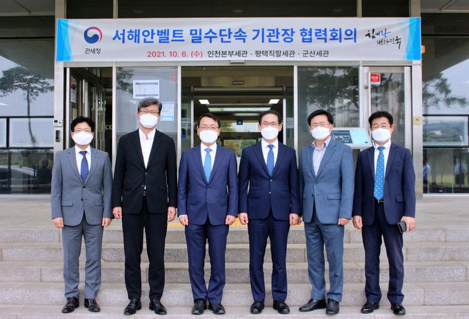 왼쪽부터 문행용 인천본부세관 항만수출입물류과장, 이동현 인천본부세관 조사국장, 장웅요 평택직할세관장, 최능하 인천본부세관장, 김영환 군산세관장, 오세현 인천본부세관 세관운영과장.