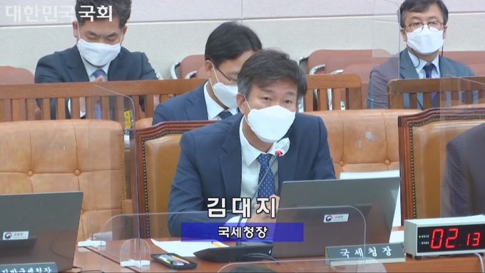 8일 국세청 국정감사에서 김대지 국세청장이 답변을 하고 있다.(사진=국회 인터넷 의사중계시스템 화면 캡쳐)