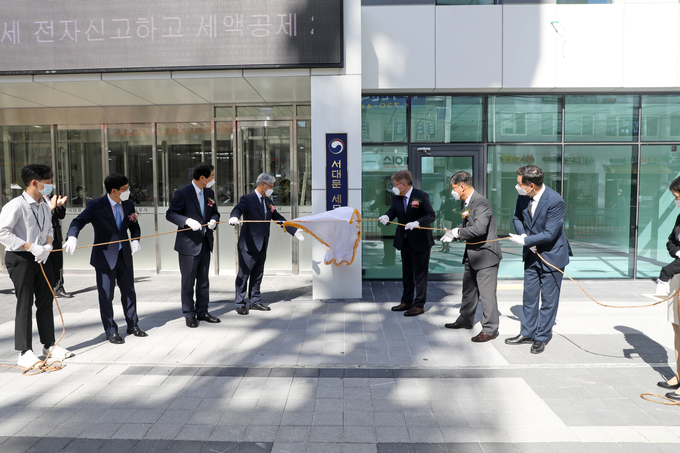 임성빈 서울청장과 문석진 서대문구청장, 전태호 세무서장 등이 현판제막식을 갖고 있다. 