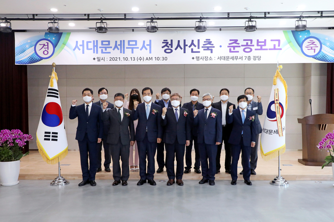 임성빈 서울청장을 비롯해 참석자들이 청사 신축 준공 보고 후 기념촬영하고 있다.<사진=세무서> 