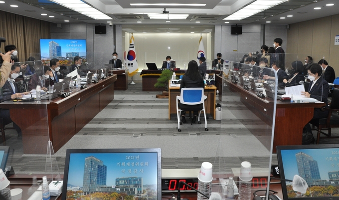 18일 국회 기획재정위원회는 윤후덕 감사 1반장의 개회선언으로 광주지방국세청에 대한 국정감사를 실시했다.
