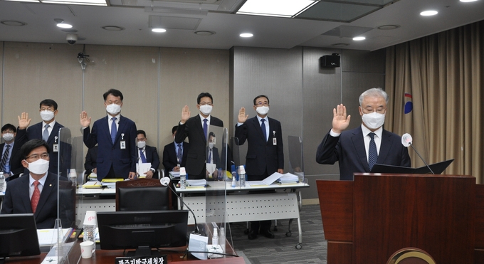 이판식 광주국세청장과 광주청 4국장들이 성실히 국감에 임할 것을 선서하고 있다.