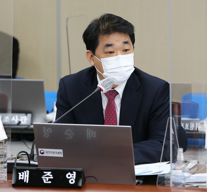 배준영 의원이 질의하고 있다.