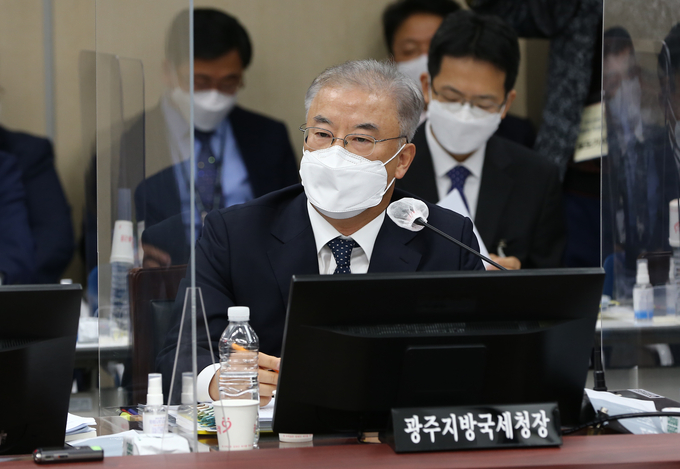 이판식 광주청장이 의원 질의에 답변하고 있다.