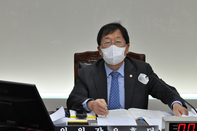 18일 국회 기획재정위원회 1반 윤후덕 감사위원장이 광주지방국세청에 대한 국정감사 개회를 선언하고 있다.