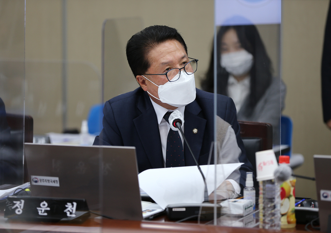 정운천 의원(국민의힘.비례대표)은 세금을 고지한 뒤 거둬들이지 못한 금액이 4조원이 넘는다고 지적했다.