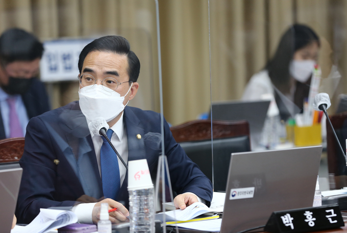 박홍근 의원(더불어민주당)은 광주전남 지역의 연구개발투자 상황이 전국 최하위 상황에서 광주국세청에 배치된 R&D사전심사 전담팀이 단 1명 뿐이라고 지적했다.