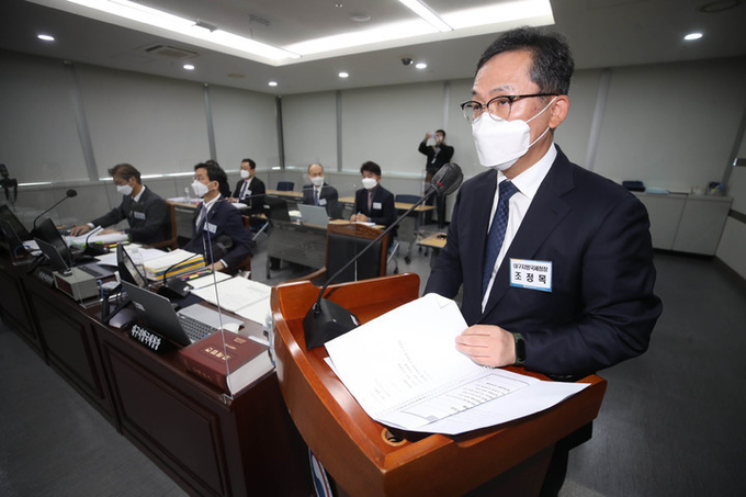 조정목 대구지방국세청장이 18일 정부대구지방합동청사에서 열린 국회 기획재정위원회의 대구지방국세청 국정감사에서 현안업무 보고를 하고 있다.(사진=최규열 기자)