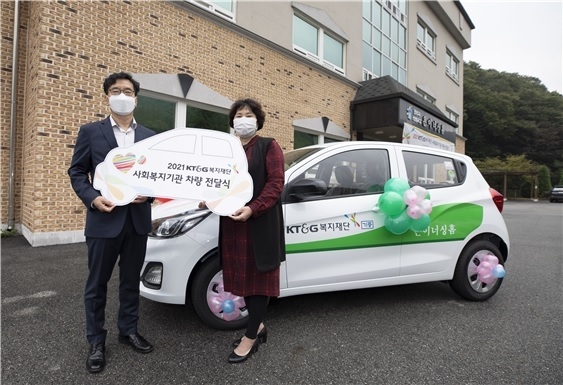 KT&G복지재단은 지난 19일 용인시에 위치한 은이너싱홈 요양원에서 ‘2021 사회복지기관 차량 지원사업 전달식’을 가졌다.