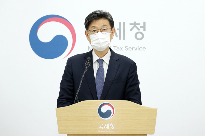 김동일 국세청 조사국장이 21일 국세청 기자실에서 온라인 플랫폼에 기반한 신종 호황업종 사업자 및 공직경력 전문직 등 불공정 탈세자 74명에 대한 세무조사 착수 관련 브리핑을 하고 있다.(사진=국세청)