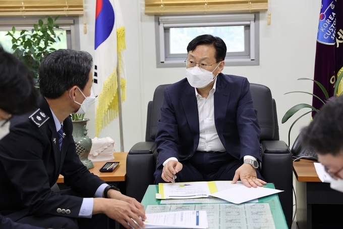성태곤 서울본부세관장(중앙)이 21일 의정부세관비즈니스센터를 방문해 주요 현안을 보고받고있다.
