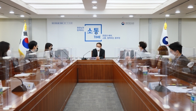 김재철 중부지방국세청장이 26일 지방청 및 일선직원들과 화상회의 방식의 소통간담회를 열고 애로사항을 청취하고 있다.