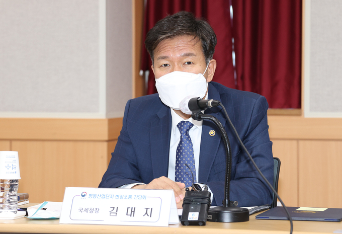 김대지 국세청장은 26일 광주 평동종합비즈니스센터에서 열린 뿌리산업 중소기업 대표들과 현장소통 간담회에서 조사부담을 최대한 완화하겠다고 밝혔다.(사진=국세청)