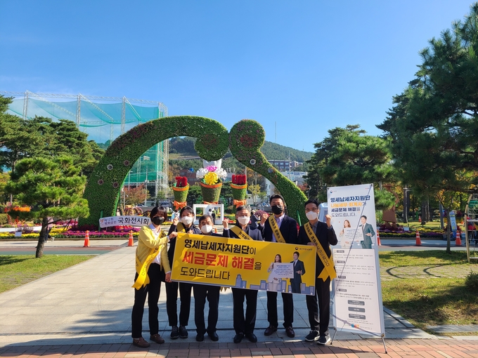 부산청은 26일 제12회 평화공원 국화전시회를 찾아 영세납세자 애로사항을 수집하고 현장상담을 진행했다.