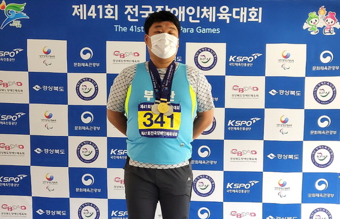 제41회 전국장애인체육대회가 종료된 후 강동우 선수가 메달을 목에 걸고 기념사진을 촬영하고 있다.