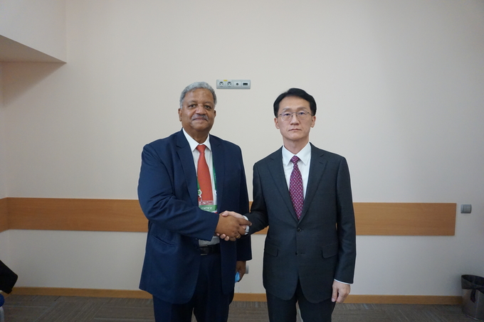 임재현 관세청장(오른쪽)은 22일 모스크바에서 인도 M.Ajit Kumar 중앙관세간접세위원장과 양자면담을 갖고 관세당국간 현안을 논의했다. (사진=관세청)