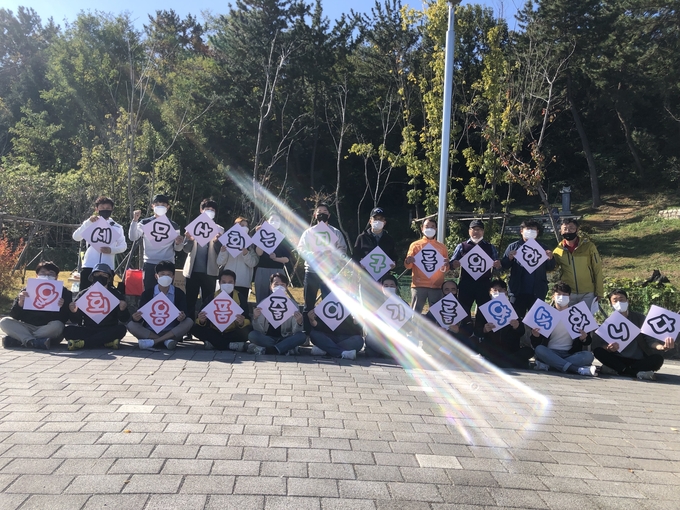 캠페인에 동참하고 있는 창원지역회 세무사들.
