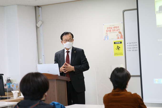 김완일 서울세무사회장이 '세무사사무소 연계형 사무원 양성과정' 수료식에서 특강을 하고 있다. 