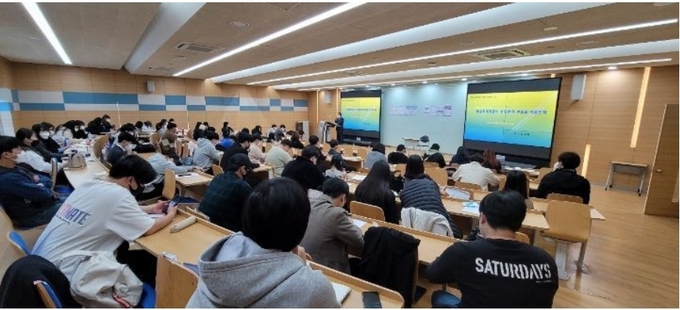 이금주 세무사는 지난달 28일 경복대학교 서비스경영과 학생 200여명을 대상으로 취업특강을 실시했다<사진=이금주 세무사 제공>.
