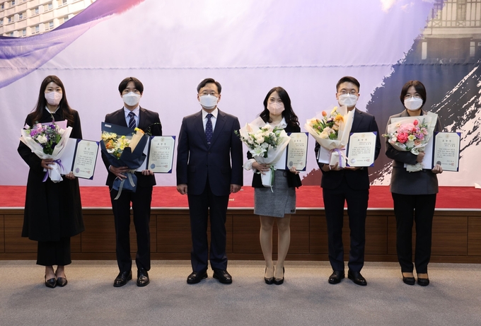 서울세관은 10월 분야별 으뜸이직원을 선정해 포상했다.(왼쪽부터 김진영·허준 주무관, 성태곤 서울세관장, 최은혜·조용재·지현애 주무관)