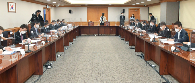 이억원 기획재정부 차관이 '거시경제 금융회의'를 주재, 모두발언을 하고 있다<사진=기재부>.