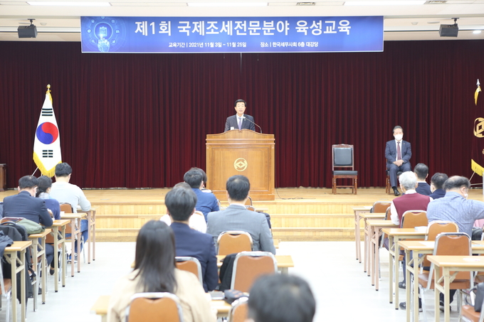 원경희 회장이 제1회 국제조세 전문분야 양성교육 개강식에 참석해 인사말을 하고 있다. 