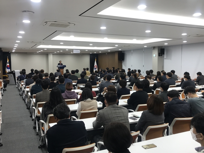 조용근 이사장은 8일 양양군 대회의실에서 직원들을 대상으로 ‘나눔의 정석’ 주제로 특강에 나섰다.(사진=양양군청)