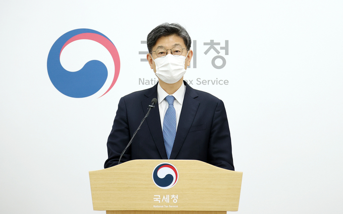 김동일 국세청 조사국장이 9일 국세청 기자실에서 코로나 경제위기에 호황업종을 영위하면서 반사이익을 독점하고 부를 편법 대물림한 탈세혐의자 30명에 대한 세무조사 착수 관련 브리핑을 하고 있다.(사진=국세청)