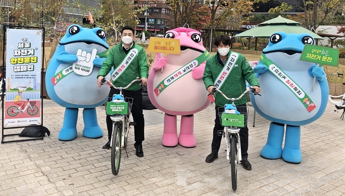 하이트진로는 11일부터 이틀간 청계천, 시청 일대에서 서울시, 서울경찰청과 함께 안전한 자전거 이용 문화 정착을 위한 캠페인을 진행한다.