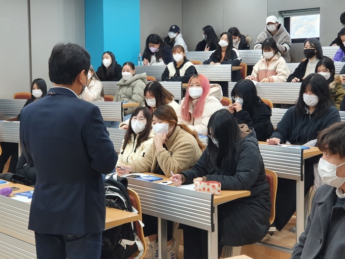 이종탁 전 세무사회 부회장이 신안산대학교 세무회계과 학생들을 대상으로 취업 특강을 하고 있다. 