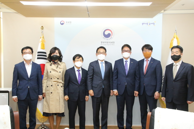 왼쪽터 이길용 중부청 소득재산세과장, 천혜영·이중건 중부회 부회장, 김재철 중부청장, 유영조 중부회장, 최영우 중부회 총무이사, 이동운 중부청 성실납세지원국장.