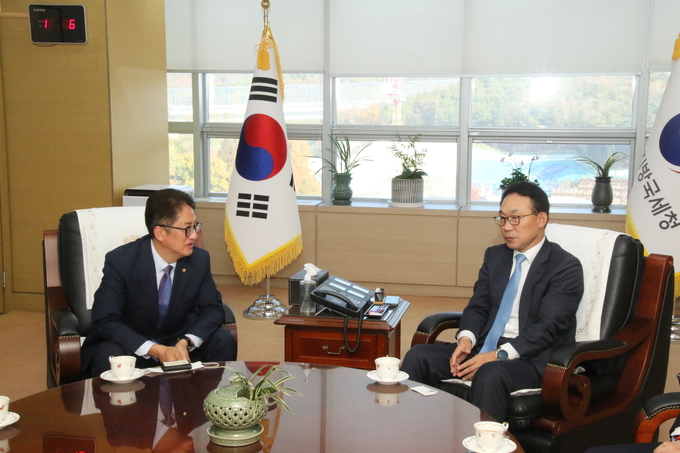 유영조 중부세무사회장(왼쪽)은 지난 15일 김재철 중부청장과 상호 협력방안에 대한 의견을 나눴다.