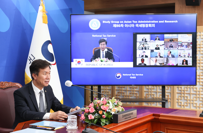 김대지 국세청장이 16일 화상으로 개최되는 제50차 아시아 국세청장회의(SGATAR)에 참석, K-전자세정의 우수성과 함께 한국의 초일류 전자세정의 미래상을 발표하고 있다.(사진=국세청)