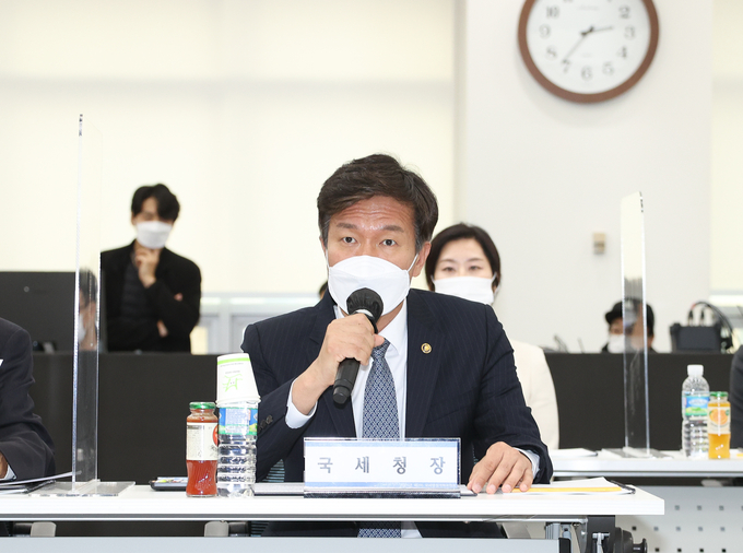 김대지 국세청장은 17일 국세행정개혁위원회 제2차 회의서 다양한 소통채널을 통해 현장의견을 적극 수렴하는 등 국세행정을 지속적으로 발전시켜 나갈 것을 밝혔다.(사진=국세청)