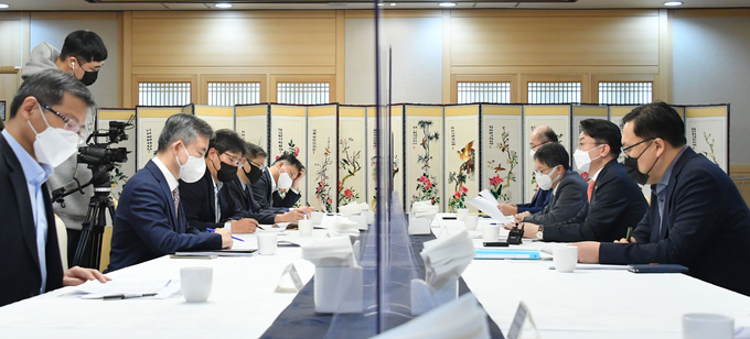이억원 기재부 차관이 '제39차 혁신성장 전략점검회의 겸 코로나 정책점검회의 겸 한국판뉴딜 점검 TF 겸 제33차 물가관계차관회의'를 주재하고 있다<사진=기재부>.