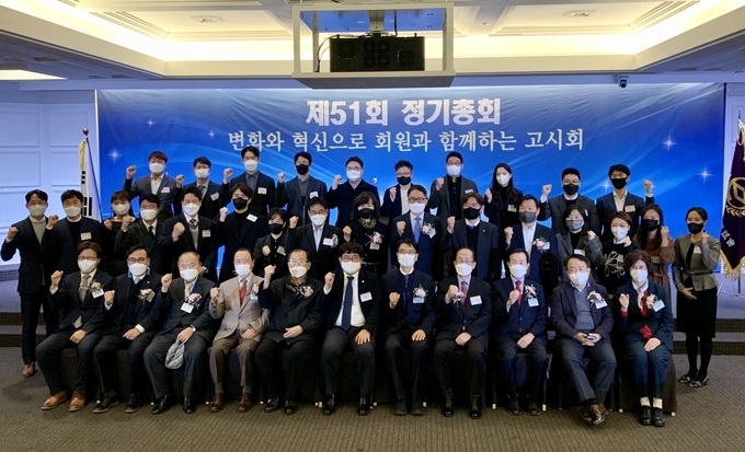 세무사고시회 정기총회에 참석한 세무사들이 기념촬영하고 있다. 